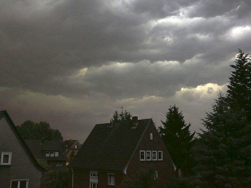 Starke Unwetter über NRW und dem Ruhrgebiet in Oberhausen am Montag, den 9.6.2014. Am Abend zog eine Gewitterfront über das das Rheinland und das westliche Ruhrgebiet. Heftige Windböen und Starkregen sorgten für Verwüstungen und heftigen Schäden. An vielen Bäumen sind Äste abgebrochen, die Straßen sind mit abgegrochenen Ästen bedeckt.Foto: Tom Thöne / WAZ FotoPool