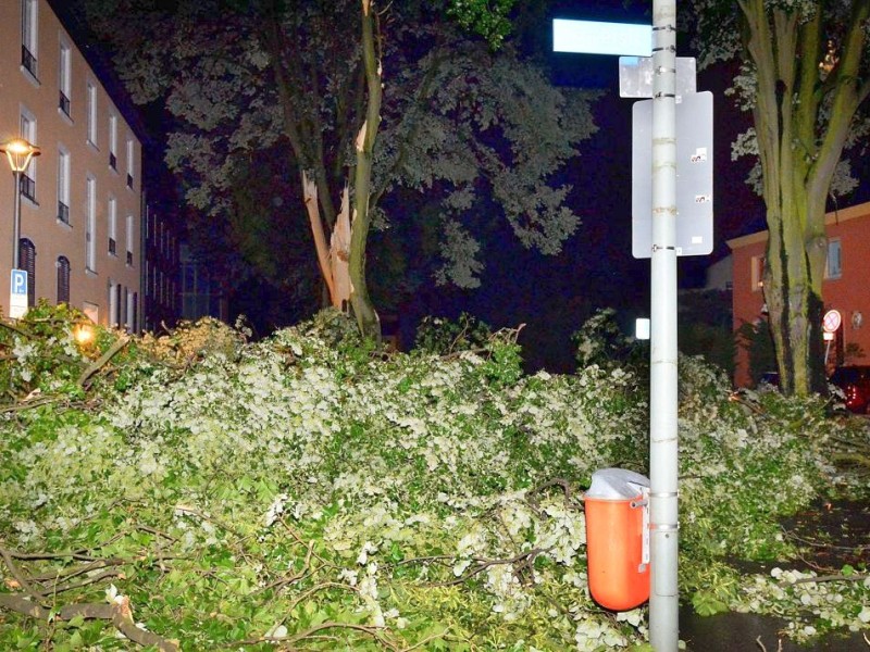 In den späten Abendstunden am Montag tobte ein extremes Unwetter über Bochum und hinterließ nach gut 30 Minuten ein totales Chaos. Im Bild: kein Durchkommen mehr auf der Uhlandstraße, Ecke Körnerstraße.