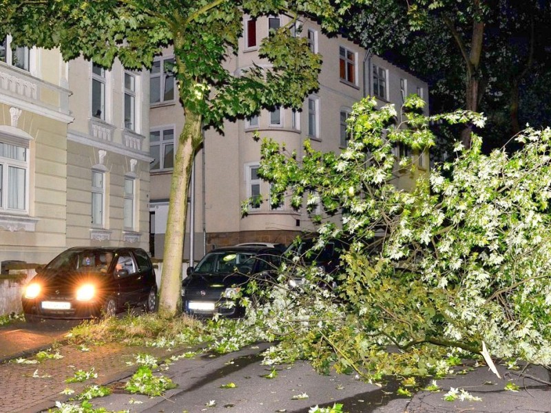 In den späten Abendstunden tobte ein extremes Unwetter über Bochum und hinterließ nach gut 30 Minuten ein totales Chaos. Im Bild: kein Durchkommen mehr auf der Bergstraße, Höhe Kunstmuseum - es sei denn, man benutzt den Gehweg.