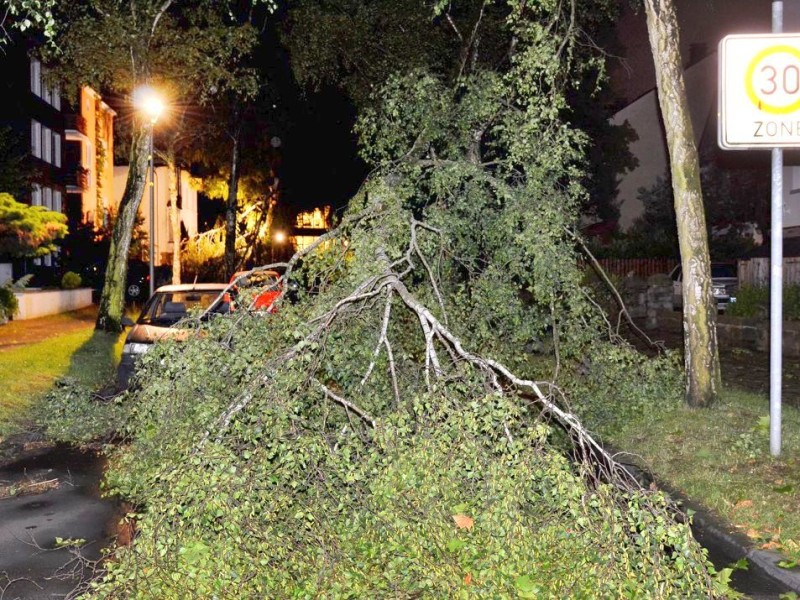 In den späten Abendstunden tobte ein extremes Unwetter über Bochum und hinterließ nach gut 30 Minuten ein totales Chaos. Im Bild: die Markgrafenstraße.