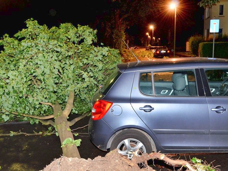 In den späten Abendstunden tobte ein extremes Unwetter über Bochum und hinterließ nach gut 30 Minuten ein totales Chaos. Im Bild: Klinikstraße mit Blick in den Drosselweg.