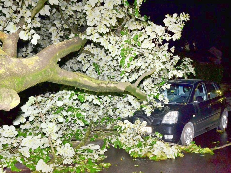 In den späten Abendstunden tobte ein extremes Unwetter über Bochum und hinterließ nach gut 30 Minuten ein totales Chaos. Im Bild: Klinikstraße, Höhe Kreisverkehr.