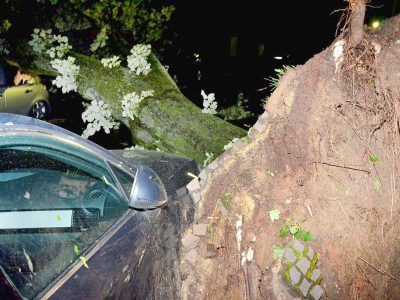 In den späten Abendstunden tobte ein extremes Unwetter über Bochum und hinterließ nach gut 30 Minuten ein totales Chaos. Im Bild: Klinikstraße, Höhe Kreisverkehr.