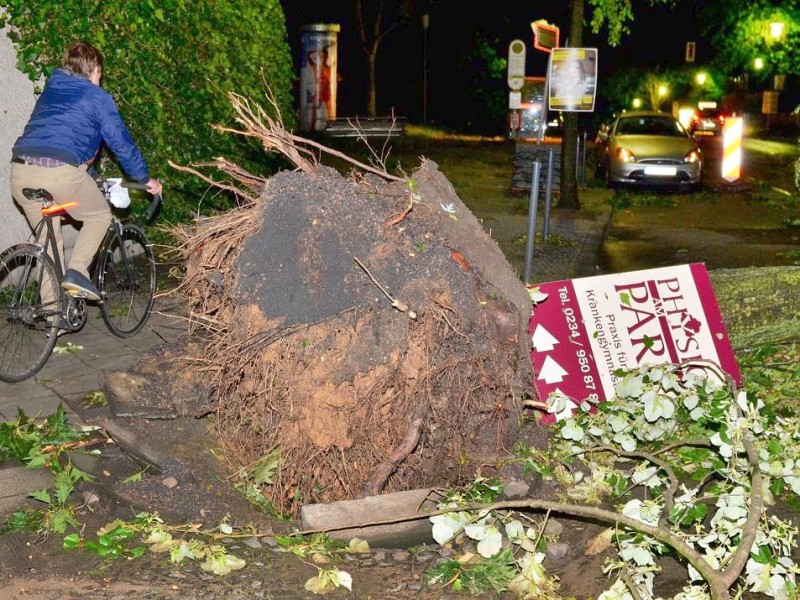 In den späten Abendstunden tobte ein extremes Unwetter über Bochum und hinterließ nach gut 30 Minuten ein totales Chaos. Im Bild: Bergstraße, Höhe Einmündung Gudrunstraße.