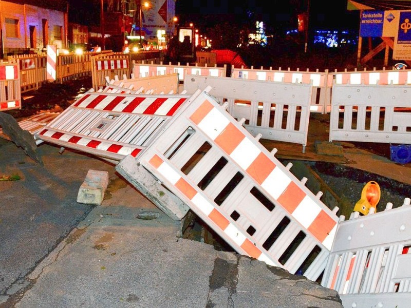 In den späten Abendstunden tobte ein extremes Unwetter über Bochum und hinterließ nach gut 30 Minuten ein totales Chaos. Im Bild: Hernerstraße, Höhe Einmündung Vierhausstraße.