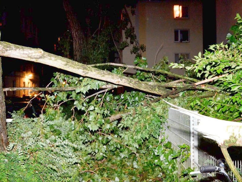 In den späten Abendstunden tobte ein extremes Unwetter über Bochum und hinterließ nach gut 30 Minuten ein totales Chaos. Im Bild: die Hermannstraße.