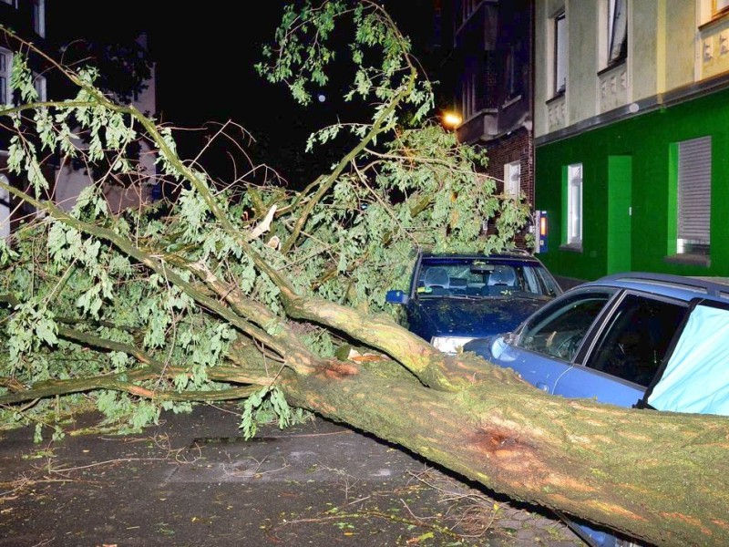 In den späten Abendstunden tobte ein extremes Unwetter über Bochum und hinterließ nach gut 30 Minuten ein totales Chaos. Im Bild: die Emscherstraße.