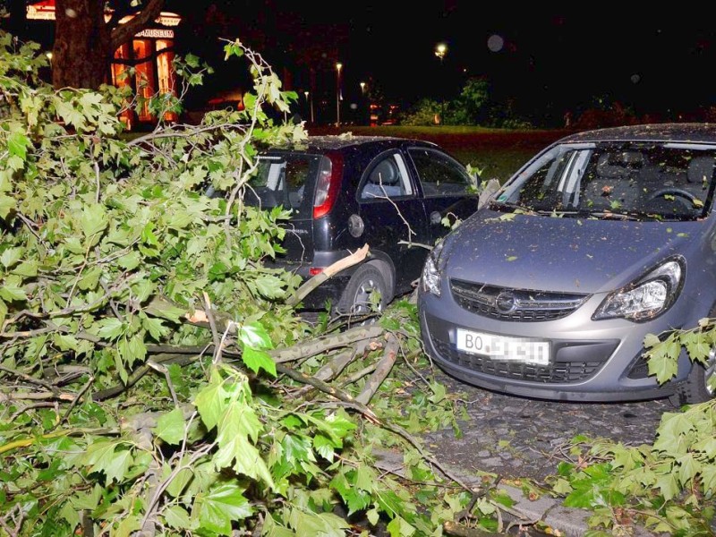 In den späten Abendstunden tobte ein extremes Unwetter über Bochum und hinterließ nach gut 30 Minuten ein totales Chaos. Im Bild: Parkplatz verlassen unmöglich - Am Bergbaumuseum.