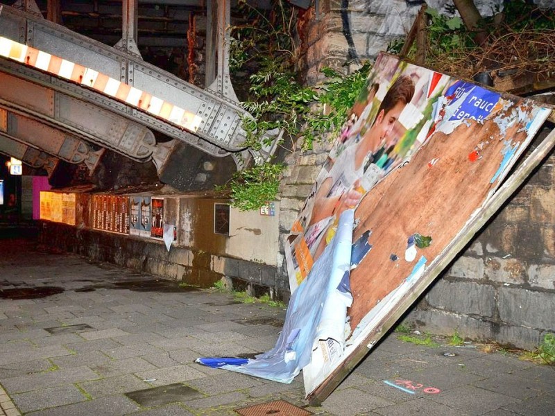 In den späten Abendstunden tobte ein extremes Unwetter über Bochum und hinterließ nach gut 30 Minuten ein totales Chaos. Im Bild: Hernerstraße, Höhe Eisenbahnunterführung.