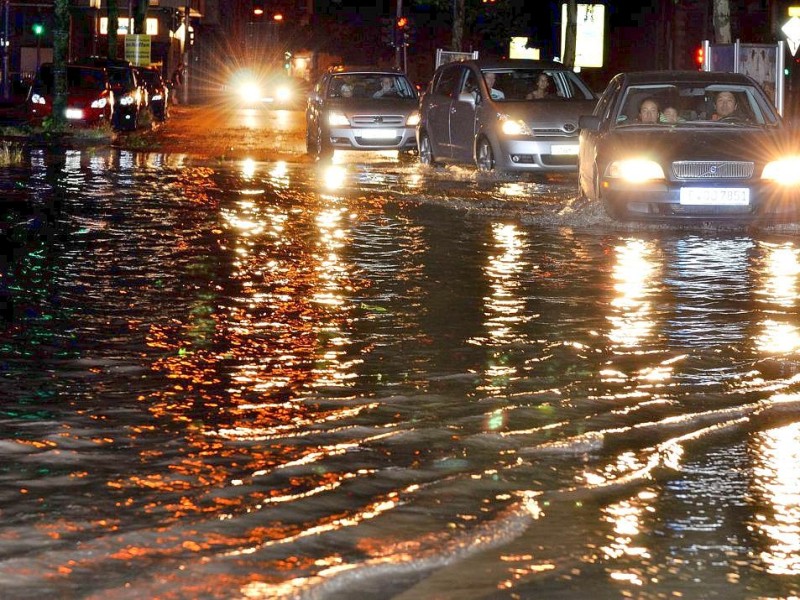 In den späten Abendstunden tobte ein extremes Unwetter über Bochum und hinterließ nach gut 30 Minuten ein totales Chaos. Im Bild: Nordring, Höhe Einmündung Schillerstraße, Fahrspur Richtung Nordbahnhof.