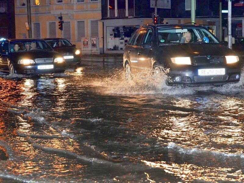 In den späten Abendstunden tobte ein extremes Unwetter über Bochum und hinterließ nach gut 30 Minuten ein totales Chaos. Im Bild: Nordring, Höhe Einmündung Uhlandstraße - Fahrspur Richtung Hernerstraße.