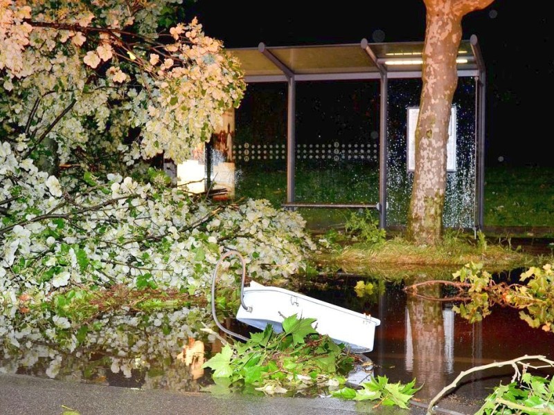 In den späten Abendstunden tobte ein extremes Unwetter über Bochum und hinterließ nach gut 30 Minuten ein totales Chaos. Im Bild: heruntergerissene Straßenbeleuchtung vor der Bushaltestelle Bergstraße / Kunstmuseum.