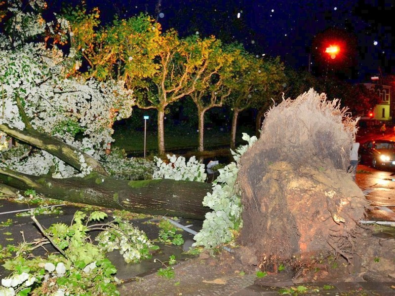 In den späten Abendstunden tobte ein extremes Unwetter über Bochum und hinterließ nach gut 30 Minuten ein totales Chaos. Im Bild: kein Durchkommen auf der Bergstraße, Höhe Einmündung Schillerstraße.