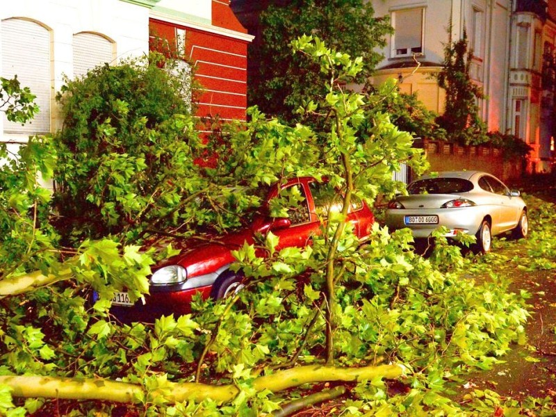 In den späten Abendstunden tobte ein extremes Unwetter über Bochum und hinterließ nach gut 30 Minuten ein totales Chaos. Im Bild: die Körnerstraße.