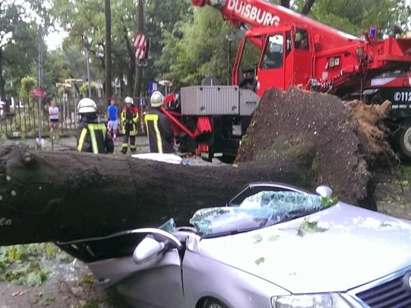 In Duisburg wurden in Folge des Unwetters zahlreiche Autos...