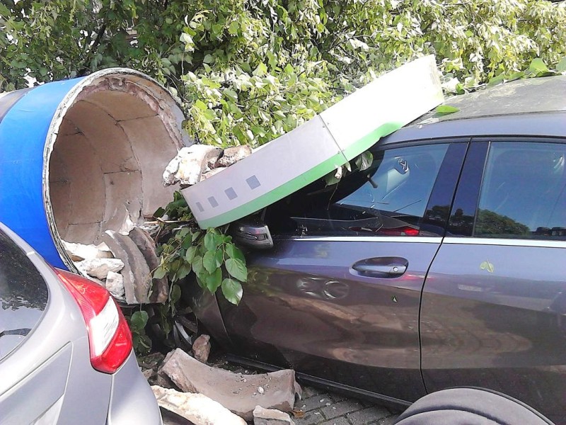 Diese Litfaßsäule hat beim Umkippen dieses Auto zerstört.