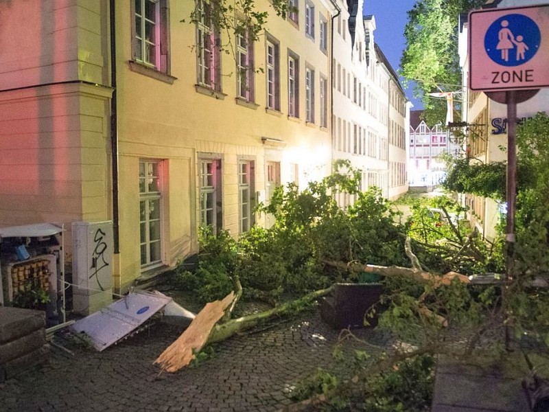 In der Düsseldorfer Altstadt waren ganze Straßen blockiert.