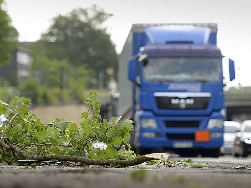 Auf der Autobahn A52, Höhe Essen-Bredeney, staut sich...