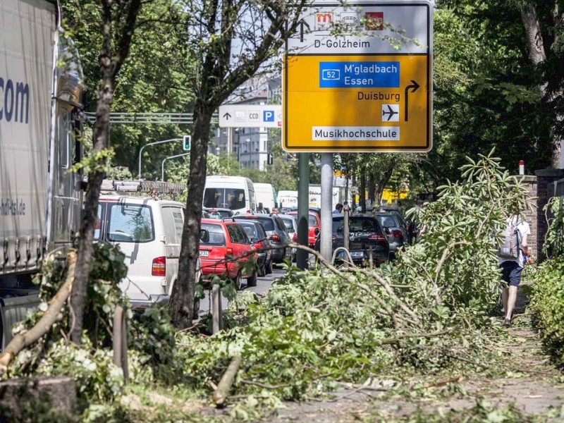 Düsseldorf wurde in der Nacht zum Dienstag von einer Unwetter-Katastrophe heimgesucht. Die traurige Bilanz: drei Tote, zehn Verletzte und Schäden in Höhe von zig Millionen Euro.