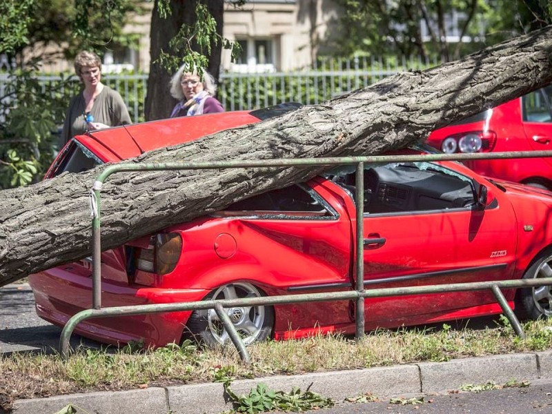 Düsseldorf wurde in der Nacht zum Dienstag von einer Unwetter-Katastrophe heimgesucht. Die traurige Bilanz: drei Tote, zehn Verletzte und Schäden in Höhe von zig Millionen Euro.