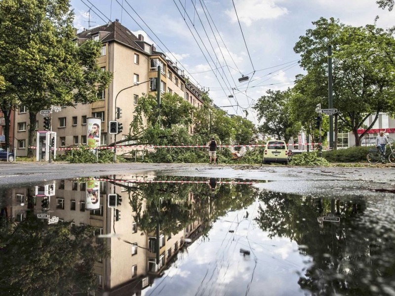 Düsseldorf wurde in der Nacht zum Dienstag von einer Unwetter-Katastrophe heimgesucht. Die traurige Bilanz: drei Tote, zehn Verletzte und Schäden in Höhe von zig Millionen Euro.