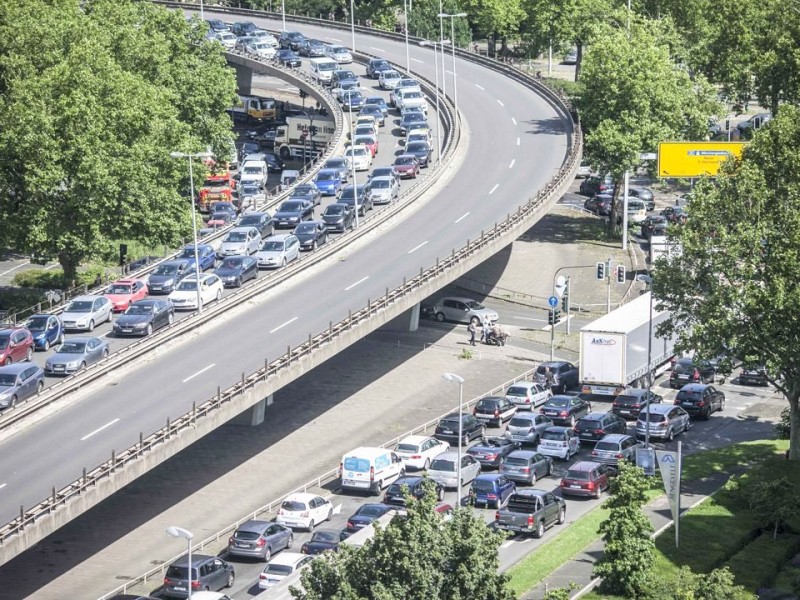 Düsseldorf wurde in der Nacht zum Dienstag von einer Unwetter-Katastrophe heimgesucht. Die traurige Bilanz: drei Tote, zehn Verletzte und Schäden in Höhe von zig Millionen Euro.