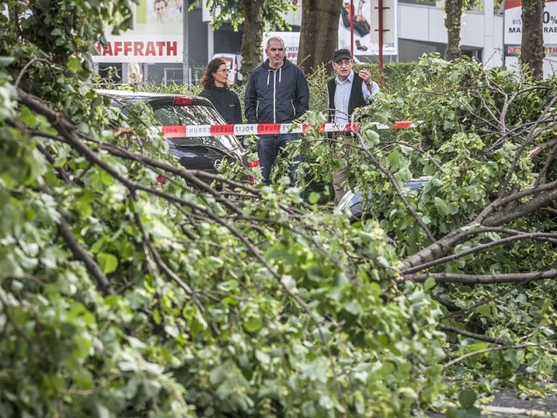 Düsseldorf wurde in der Nacht zum Dienstag von einer Unwetter-Katastrophe heimgesucht. Die traurige Bilanz: drei Tote, zehn Verletzte und Schäden in Höhe von zig Millionen Euro.