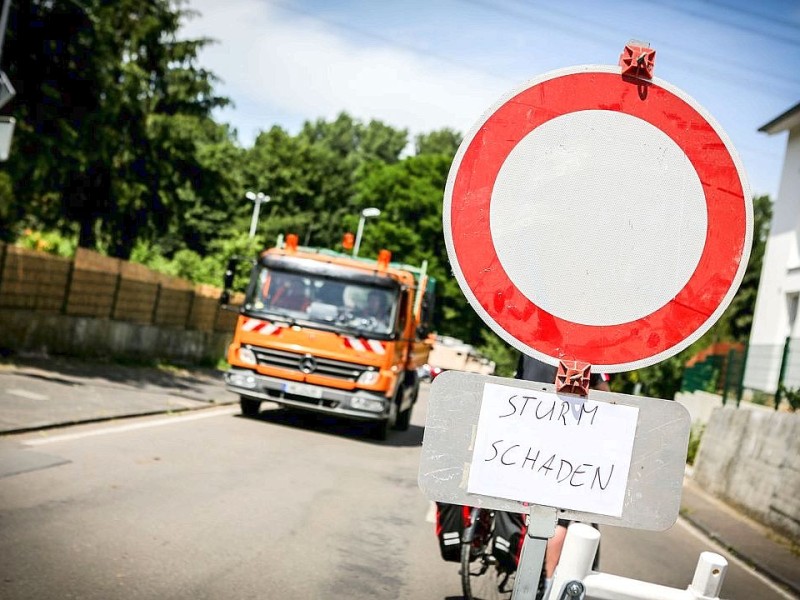 Düsseldorf wurde in der Nacht zum Dienstag von einer Unwetter-Katastrophe heimgesucht. Die traurige Bilanz: drei Tote, zehn Verletzte und Schäden in Höhe von zig Millionen Euro.