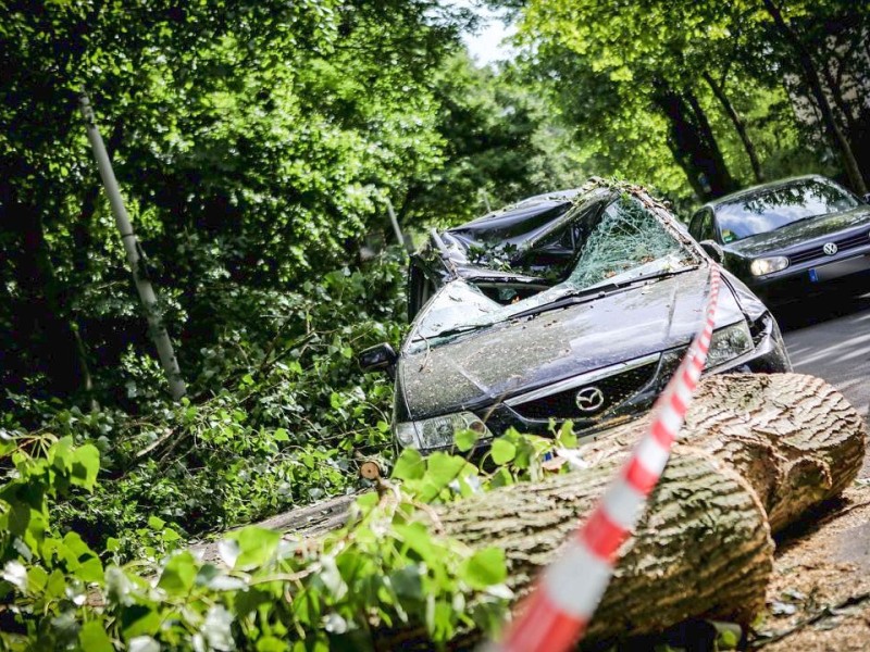 Düsseldorf wurde in der Nacht zum Dienstag von einer Unwetter-Katastrophe heimgesucht. Die traurige Bilanz: drei Tote, zehn Verletzte und Schäden in Höhe von zig Millionen Euro.