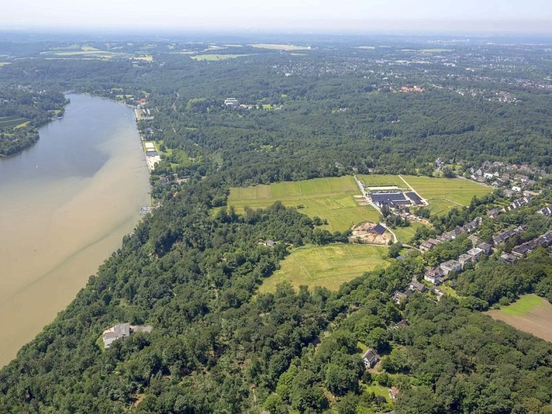 Der Baldeneysee ist braun gefärbt, und die Uferwege waren teilweise nicht passierbar.