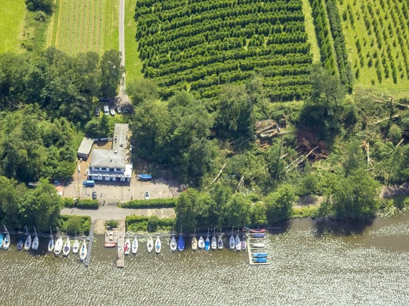 Der Baldeneysee ist braun gefärbt, und die Uferwege waren teilweise nicht passierbar.