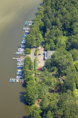 Der Baldeneysee ist braun gefärbt, und die Uferwege waren teilweise nicht passierbar.