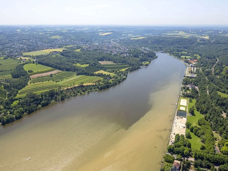 Der Baldeneysee ist braun gefärbt, und die Uferwege waren teilweise nicht passierbar.