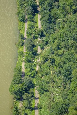 Der Baldeneysee ist braun gefärbt, und die Uferwege waren teilweise nicht passierbar.