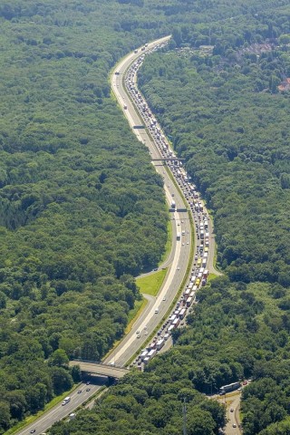 Durch das Unwetter kam es  in ganz NRW zu langen Staus, wie hier auf der A3, südlich des Kreuz Kaiserberg.