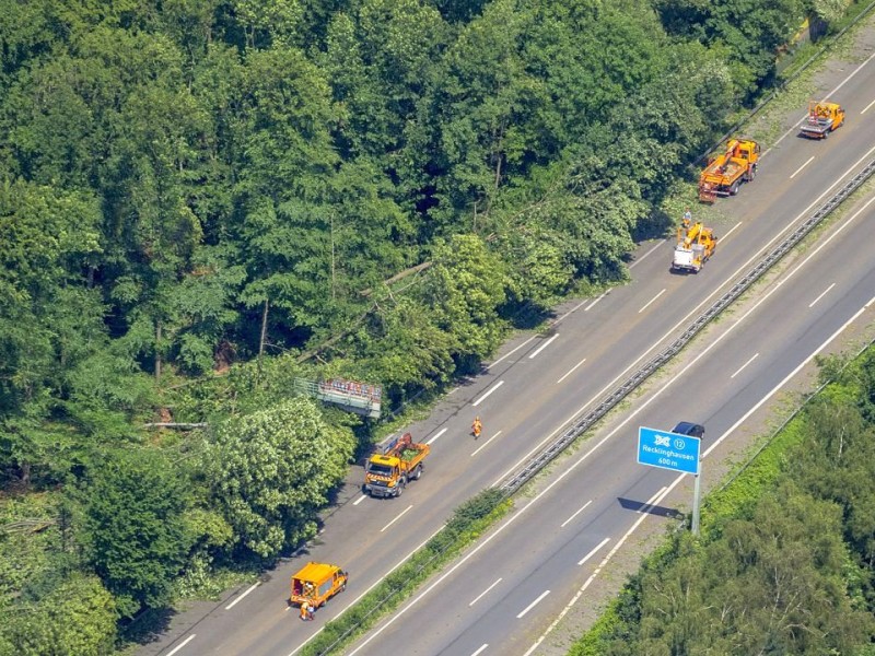 Aufräumarbeiten auf der A43 in Richtung Herne im Bereich der Ausfahrt Recklinghausen.