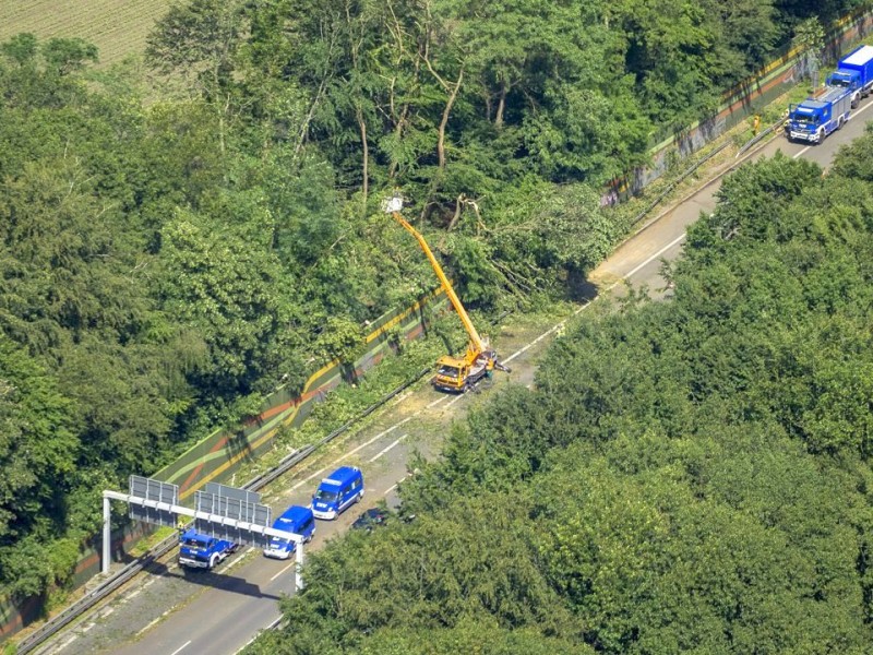 Aufräumarbeiten auf der A43 in Richtung Herne im Bereich der Ausfahrt Recklinghausen.