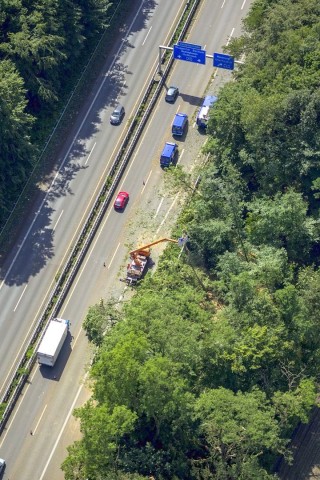 Aufräumarbeiten auf der A43 in Richtung Herne im Bereich der Ausfahrt Recklinghausen.