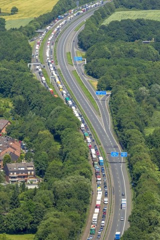 Aufräumarbeiten auf der A43 in Richtung Herne im Bereich der Ausfahrt Recklinghausen.