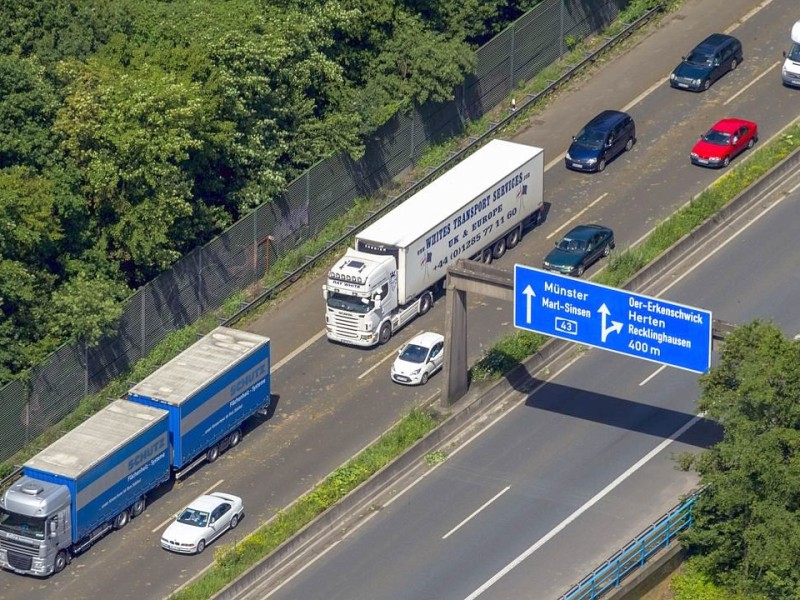 Aufräumarbeiten auf der A43 in Richtung Herne im Bereich der Ausfahrt Recklinghausen.