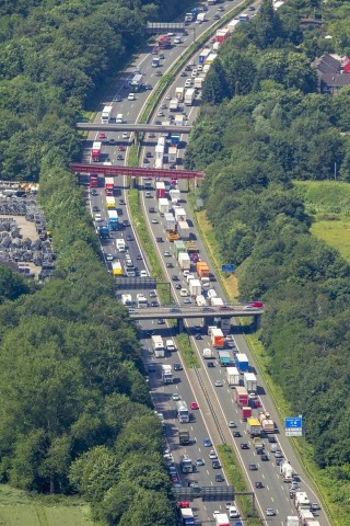 Stau auf der A2, westlich des Kreuzes Recklinghausen. Durch ...