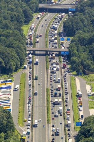 ... die Sturmschäden kam es NRW-weit zu kilometerlangen Staus.