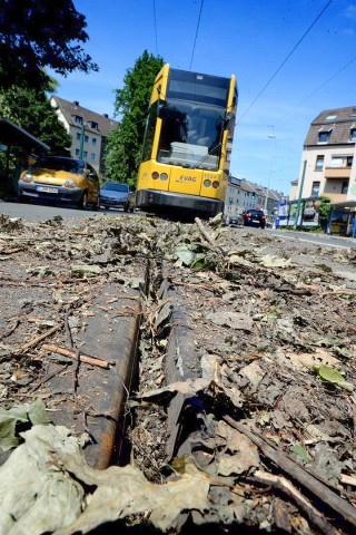 Fest sitzende Straßenbahnen der Evag, im Bild eine Tram der 106 in Richtung Altenessen, müssen bewacht werden. Die Straßenbahnschienen müssen auch noch gesäubert werden. Foto: Kerstin Kokoska