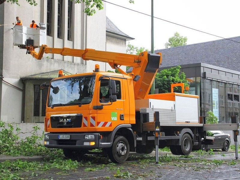 Nachdem am Dienstagmorgen nach Pfingsten nur drei U-Stadtbahnlinien eingeschränkt verfügbar waren, können 72 Stunden später bereits 80 Prozent der Essener Schiene und 95 Prozent der Busstrecken wieder befahren werden. Rund um die Uhr wurde gearbeitet, um den Nahverkehr wieder in Gang zu bringen. Der Gesamtschaden für die EVAG wird siebenstellig werden, berichtete Evag-Sprecher Olaf Frei.