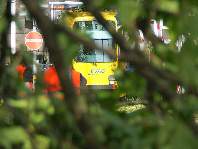 Nachdem am Dienstagmorgen nach Pfingsten nur drei U-Stadtbahnlinien eingeschränkt verfügbar waren, können 72 Stunden später bereits 80 Prozent der Essener Schiene und 95 Prozent der Busstrecken wieder befahren werden. Rund um die Uhr wurde gearbeitet, um den Nahverkehr wieder in Gang zu bringen. Der Gesamtschaden für die EVAG wird siebenstellig werden, berichtete Evag-Sprecher Olaf Frei.