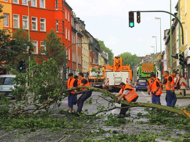 Nachdem am Dienstagmorgen nach Pfingsten nur drei U-Stadtbahnlinien eingeschränkt verfügbar waren, können 72 Stunden später bereits 80 Prozent der Essener Schiene und 95 Prozent der Busstrecken wieder befahren werden. Rund um die Uhr wurde gearbeitet, um den Nahverkehr wieder in Gang zu bringen. Der Gesamtschaden für die EVAG wird siebenstellig werden, berichtete Evag-Sprecher Olaf Frei.