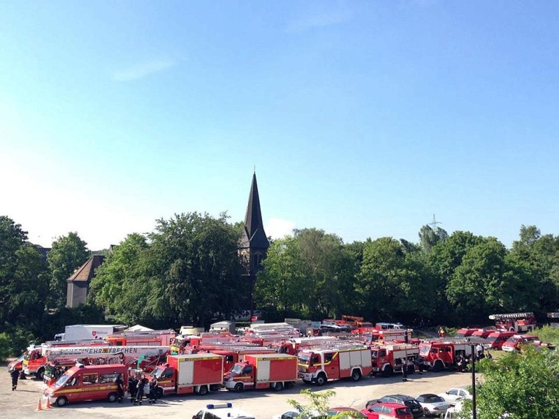 Feuerwehrsprecher Mike Filzen schreibt: Am Tag 4 nach Ela sind erneut 900 Kräfte in Essen unterwegs. Zwei Bereitschaften sind eingetroffen und werden in die Lage eingewiesen. Das sind die Bereitschaften aus Aachen/Heinsberg mit 160 Mann/Frau, und Bonn und der Rhein-Sieg-Kreis mit 260 Kräften. Das THW ist ebenfalls wieder mit 150 Mann und speziellen Geräten (Kranwagen) da. Insgesamt stehen uns 18 zusätzliche auswärtige Hubrettungsgeräte zur Verfügung. Da werden wir eine dicke Anzahl unserer offenen Posten erledigen können. Das Bild zeigt die Bereitschaft 4 aus Bonn und dem Rhein-Sieg-Kreis.