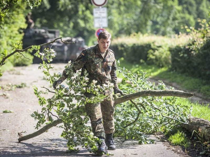 Bundeswehrpioniere helfen in Düsseldorf dabei, von Sturm Ela umgeworfene Bäume zu räumen.