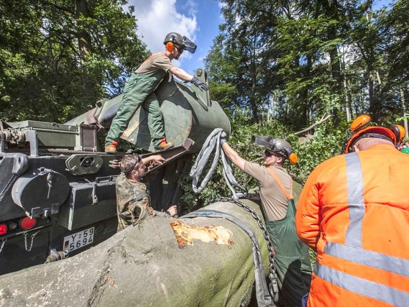 Bundeswehrpioniere helfen in Düsseldorf dabei, von Sturm Ela umgeworfene Bäume zu räumen.