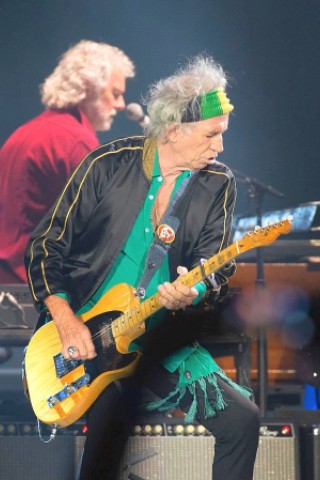 Die legendäre britische Band The Rolling Stones rockte die Arena in Düsseldorf.Im Vordergrund: Gitarrist Keith Richards